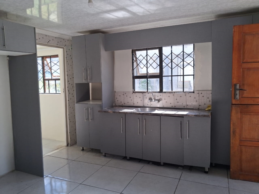 To Let 5 Bedroom Property for Rent in Cambridge Eastern Cape